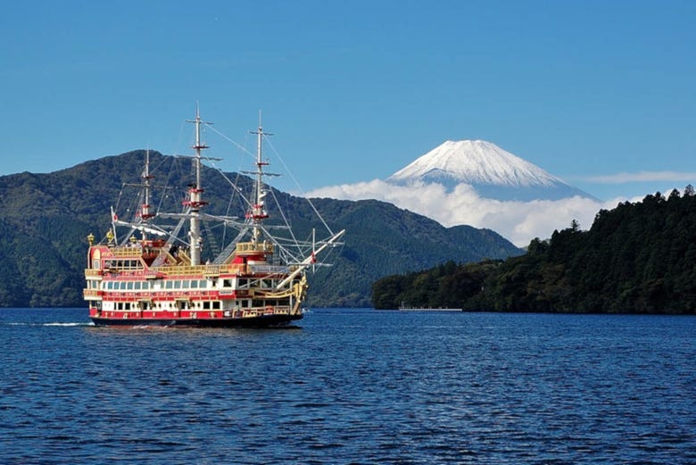 Giro in nave pirata sul lago Ashi
