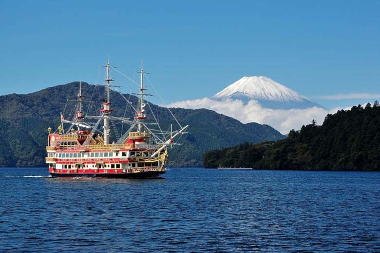 Giro in nave pirata sul lago Ashi