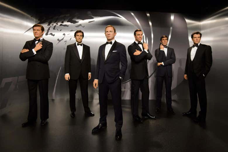 Gli attori di James Bond al museo delle cere di Tokyo