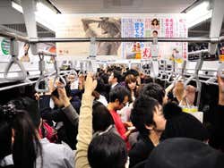 Metro di Tokyo all'ora di punta