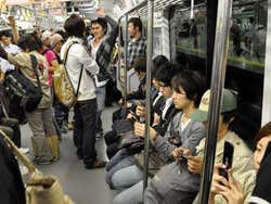 Metropolitana di Tokyo, dipendenza dal cellulare